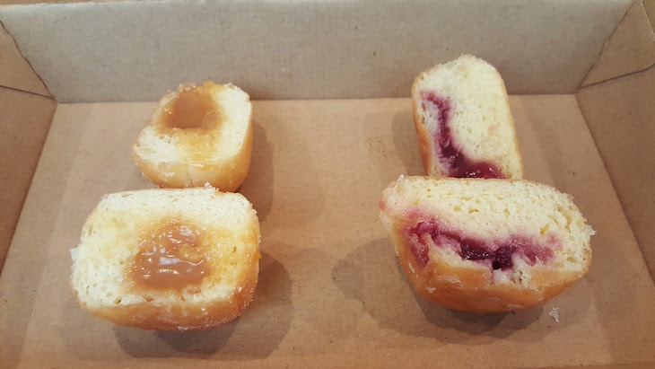 Mini-bolas de Berlim com recheiosde caramelo e frutos vermelhos - Famous Dog - Mercado da Foz © Viaje Comigo