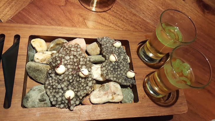 Crocante de tapioca com maionese de ostra e a alga cabelo de velha - restaurante Alma © Viaje Comigo