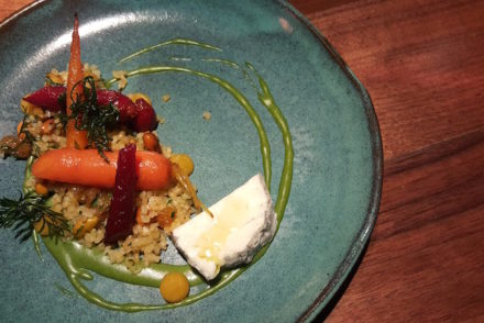 Cenouras assadas, queijo de cabra, bulghur de frutos secos e azeite de cominhos - restaurante Alma © Viaje Comigo