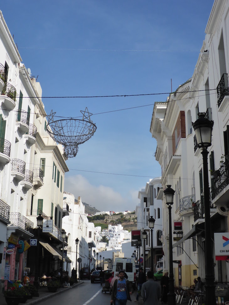 Ruas com arquitetura andaluza em Tétouan - Marrocos © Viaje Comigo