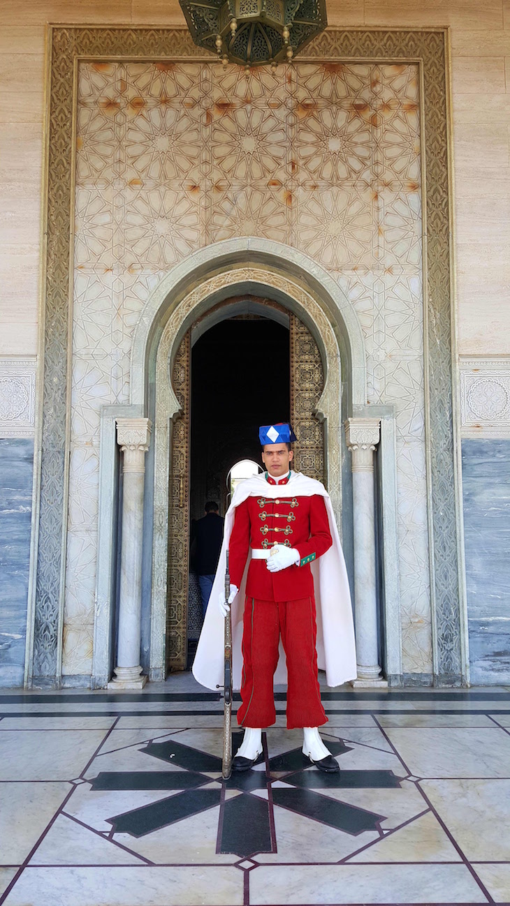 Soldado na entrada do Mausoléu de Mohamed V - Rabat, Marrocos © Viaje Comigo