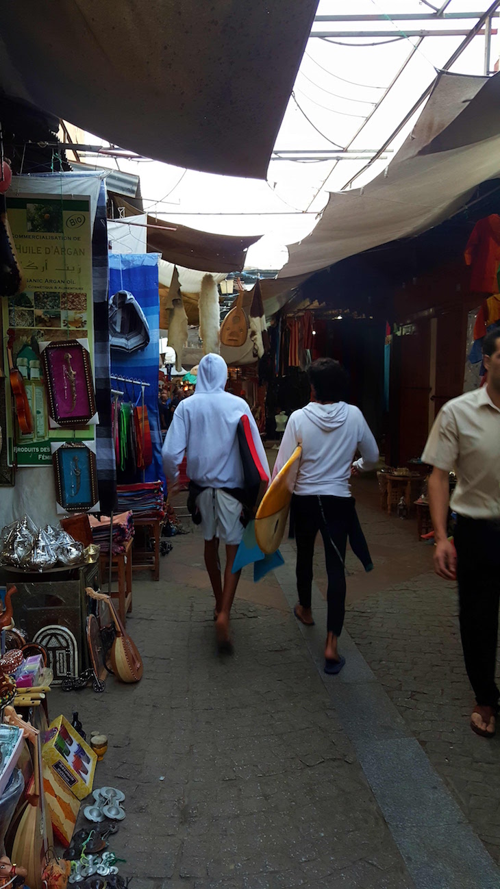 Surfistas no souk de Rabat, Marrocos © Viaje Comigo