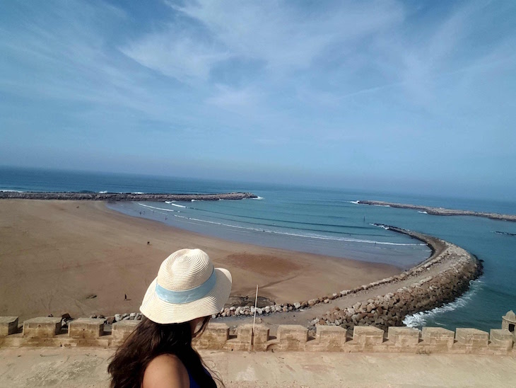 Vista para a praia do Kasbah dos Oudayas, Rabat, Marrocos © Viaje Comigo