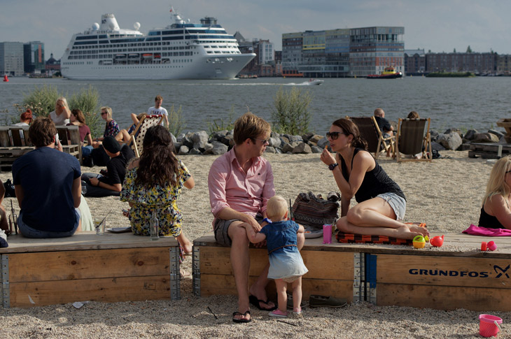 Café Pllek oferece uma praia urbana, comida alternativa e uma bela vista de Amsterdam. Foto: CC BY-NC-ND Raban Haaijk