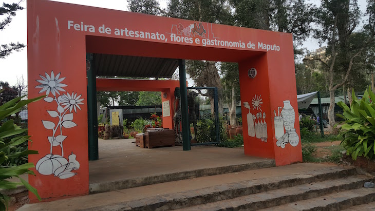 Entrada da Feira de Artesanato de Maputo © Viaje Comigo