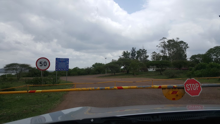 Entrada para a Barragem dos Pequenos Limbombos - Namaacha, Moçambique © Viaje Comigo