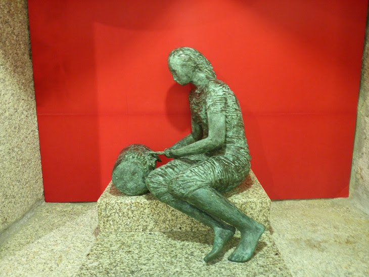 Estátua no Museu das Rendas de Bilros - Vila do Conde © Viaje Comigo