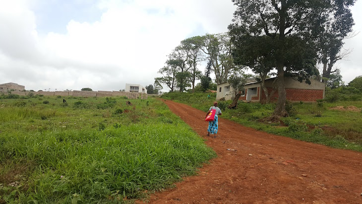 Estradas de casas na Namaacha, Moçambique © Viaje Comigo