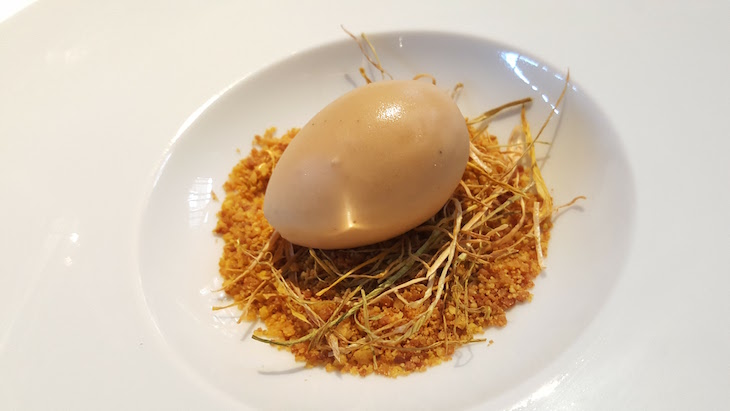 Ovo de foie-gras recheado com figo confitado e areia de pistácio - Restaurante Oficina © Viaje Comigo