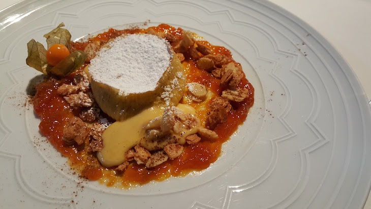 Queque morno de queijo da Serra com creme de abóbora e amêndoa no restaurante Oficina © Viaje Comigo