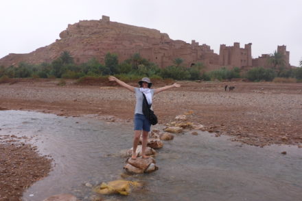 Susana a atravessar o rio Ait-Ben-Haddou © Viaje Comigo