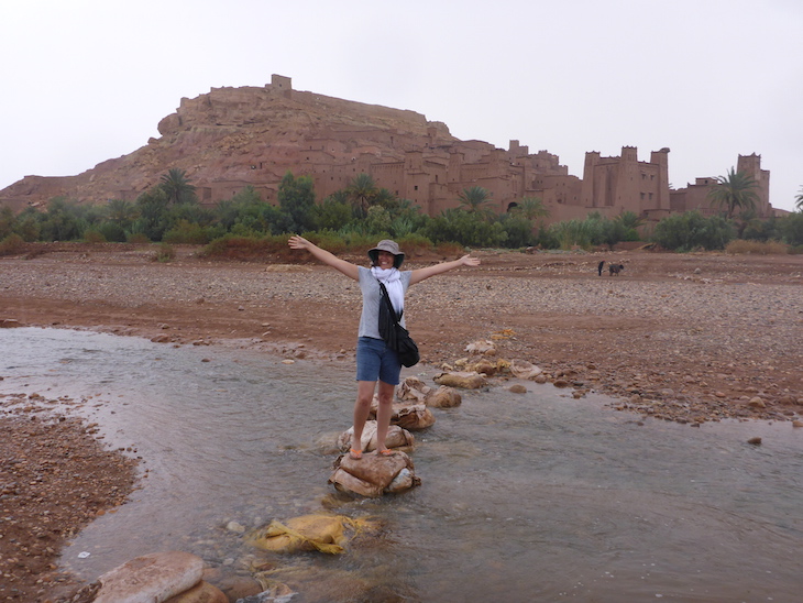 Susana a atravessar o rio Ait-Ben-Haddou © Viaje Comigo