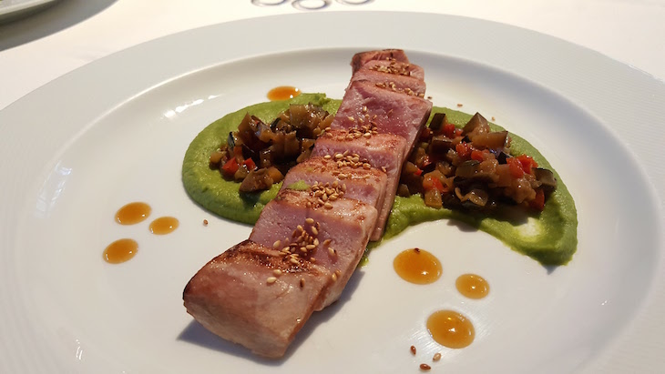 Taco de atum fresco laminado com puré de ervilha e legumes estufados no Restaurante Oficina © Viaje Comigo