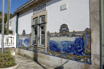 Painéis de azulejos na estação de comboios do Pinhão - Douro - Portugal © Viaje Comigo