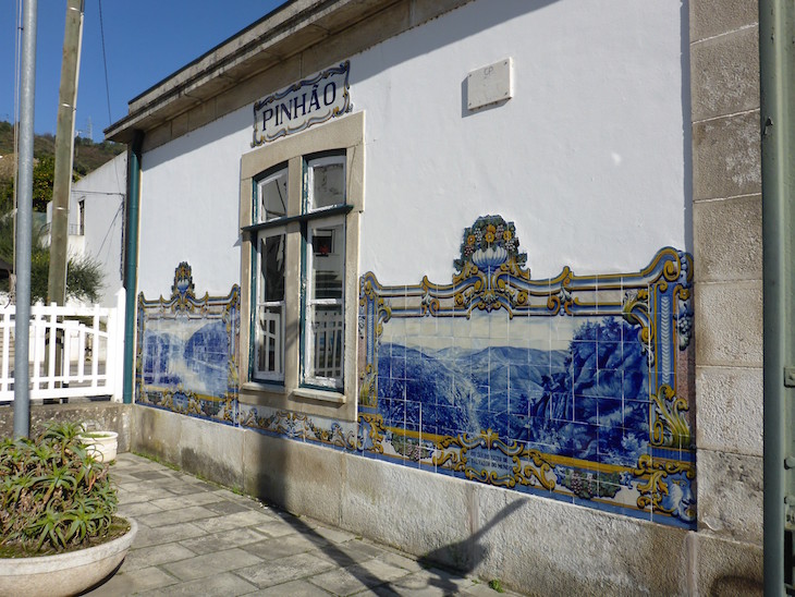 Painéis de azulejos na estação de comboios do Pinhão - Douro - Portugal © Viaje Comigo