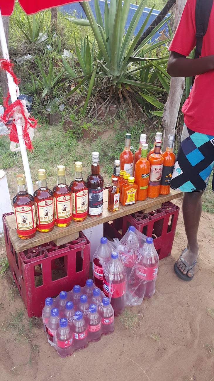 Mistura de Rum e Soda e picante caseiro à venda na estrada - Ponta do Ouro, Moçambique © Viaje Comigo