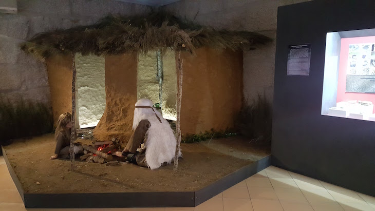 Sala de Pré-História - Museu Municipal de Arqueologia de Macedo de Cavaleiros © Viaje Comigo