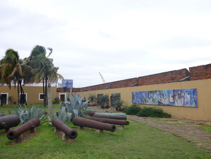 Painéis na Fortaleza de Maputo, Moçambique © Viaje Comigo