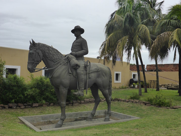 Estátua de Mouzinho de Albuquerque - Fortaleza de Maputo, Moçambique © Viaje Comigo