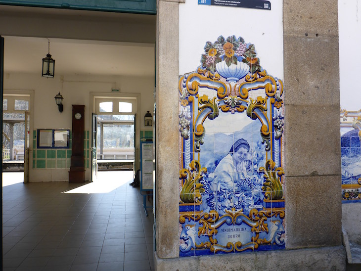 Azulejos na Estação do Pinhão © Viaje Comigo