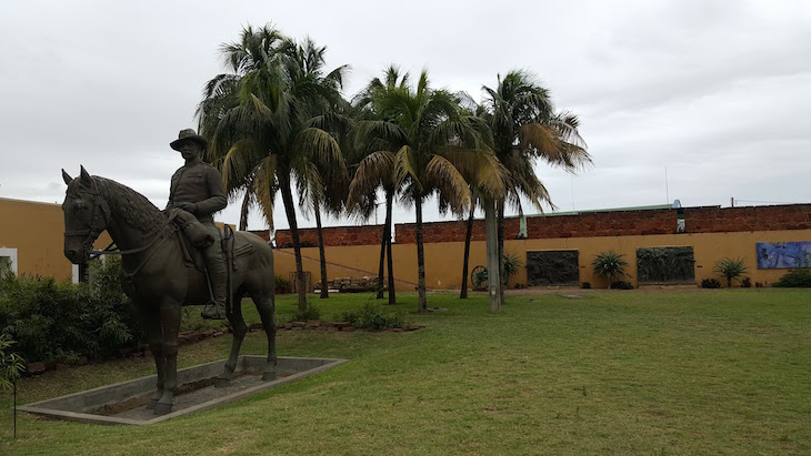 Estátua de Mouzinho de Albuquerque - Fortaleza de Maputo, Moçambique © Viaje Comigo