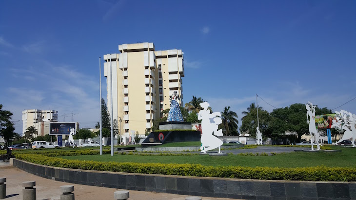 Estátua dedicada às mulheres moçambicanas -Maputo © Viaje Comigo