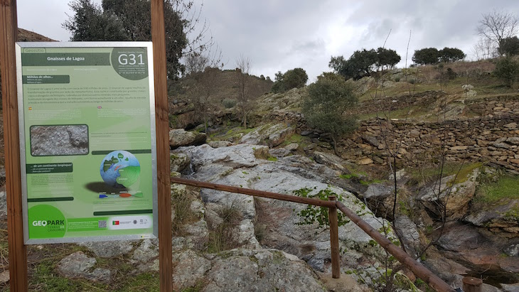 Gnaisses no Geopark Terras de Cavaleiros - Macedo de Cavaleiros © Viaje Comigo