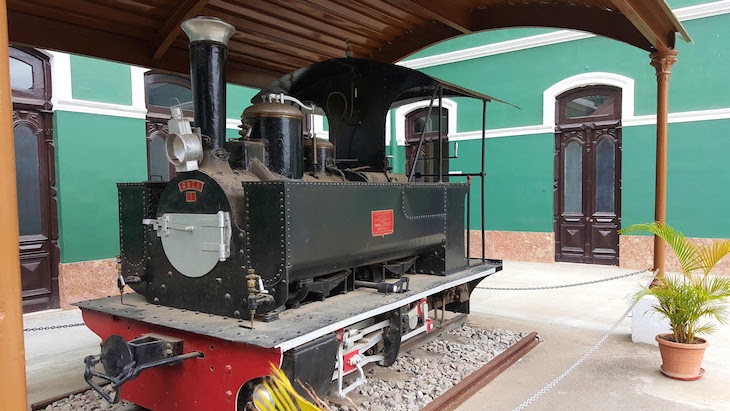 Locomotiva exposta na Estação do Caminho de Ferro de Maputo - Moçambique © Viaje Comigo