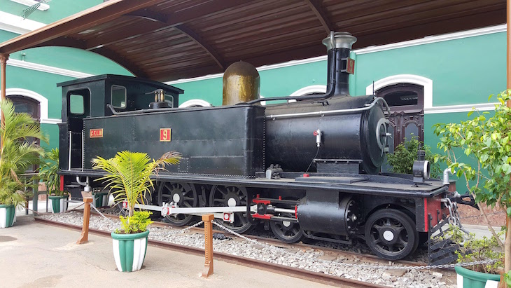 Locomotiva exposta na Estação do Caminho de Ferro de Maputo - Moçambique © Viaje Comigo