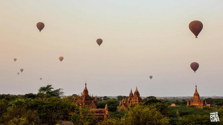 Nascer do sol em Bagan com balões de ar quente © The Wanderlust