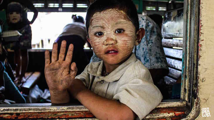 Criança birmanesa no comboio para Hsipaw © The Wanderlust