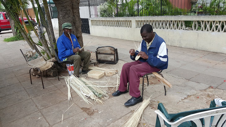 Cestaria na rua, Maputo © Viaje Comigo