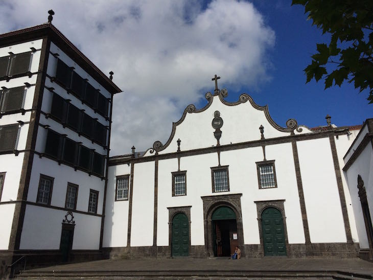 Igreja de Nossa Senhora da Esperança, Ponta Delgada, Açores © Viaje Comigo