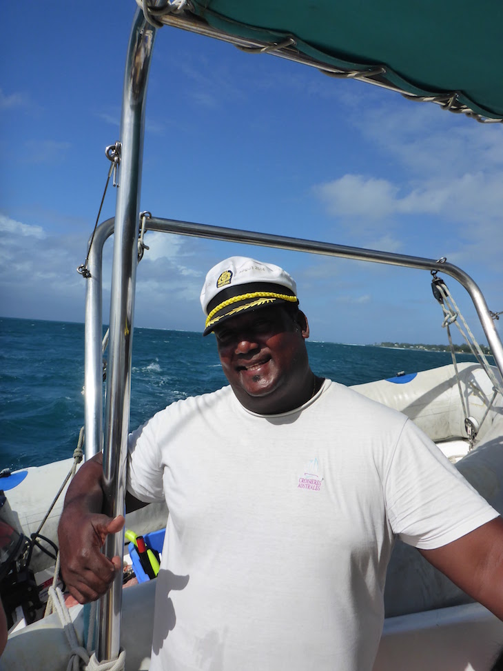 O nosso "comandante" no catamarã Pacha, num passeio até à paradisíaca Ilha Gabriel - Maurícias © Viaje Comigo