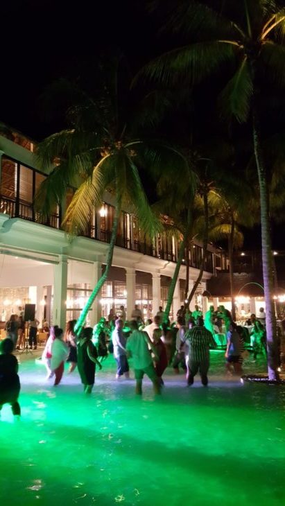 Festa na piscina no Hotel Ravenala Attitude - Ilhas Maurícias © Viaje Comigo