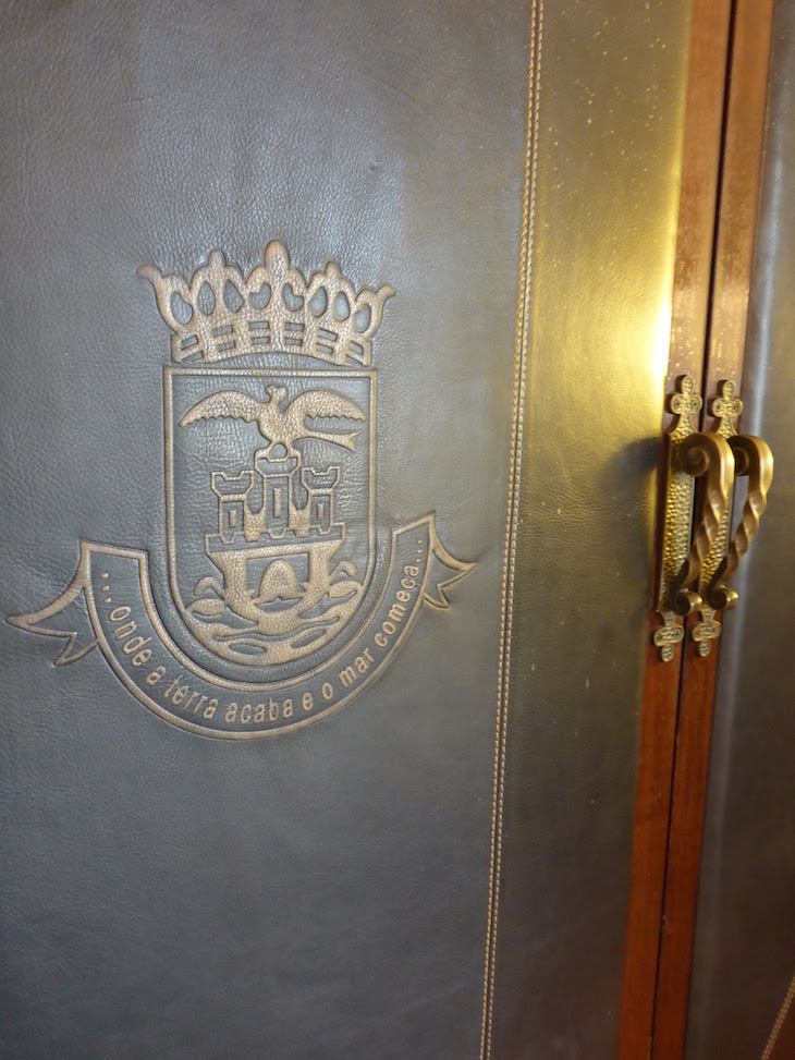 Porta do armário no quarto da Fortaleza do Guincho © Viaje Comigo