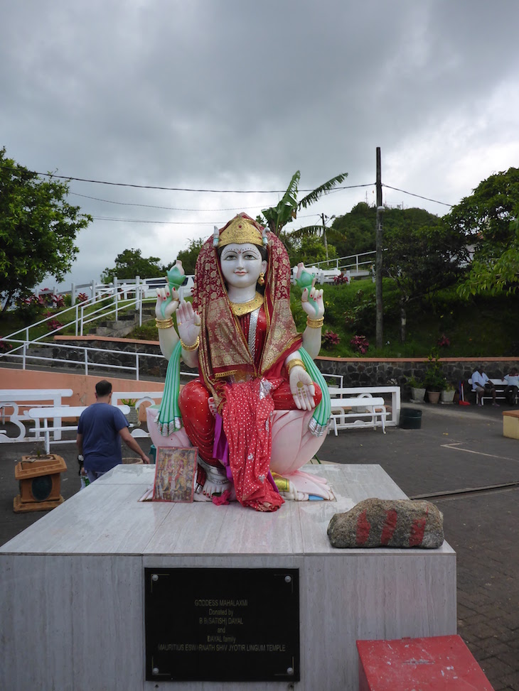 Mahalaksmi - Deusa da Fortuna, Saúde, Prosperidade, Beleza e Luz - Ganga Talao - Ilhas Mauricias © Viaje Comigo