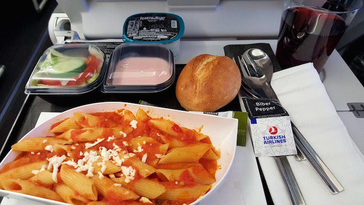 Pasta - no voo Turkish Airlines © Viaje Comigo