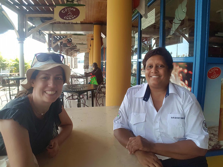 Corrinne fez-me companhia num domingo muito (muito!) quente à sombra, enquanto me contava tudo sobre o seu país. É segurança de um centro comercial em Port Louis - Maurícias © Viaje Comigo