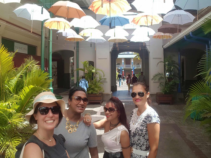 Podia ser uma girls band, mas não! São umas maurícias que encontrei a passear em Port Louis. - De onde és? Portugal? - Em que hotel estás? - Se fores para "tal" hotel tens de expeirmentar o Spa. Eu trabalho lá!  Maurícias © Viaje Comigo