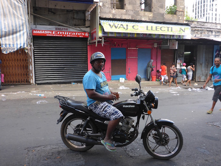 Em Port Louis, a pose do motoqueiro, num domingo muito quente - Maurícias - © Viaje Comigo