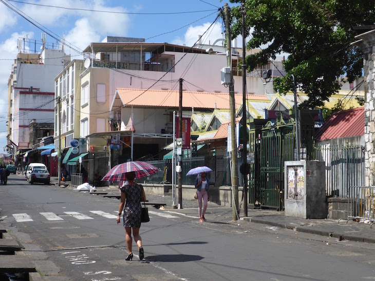 Muito quente e o guarda-chuva serve de proteção para o sol - Port Louis - Ilhas Maurícias © Viaje Comigo