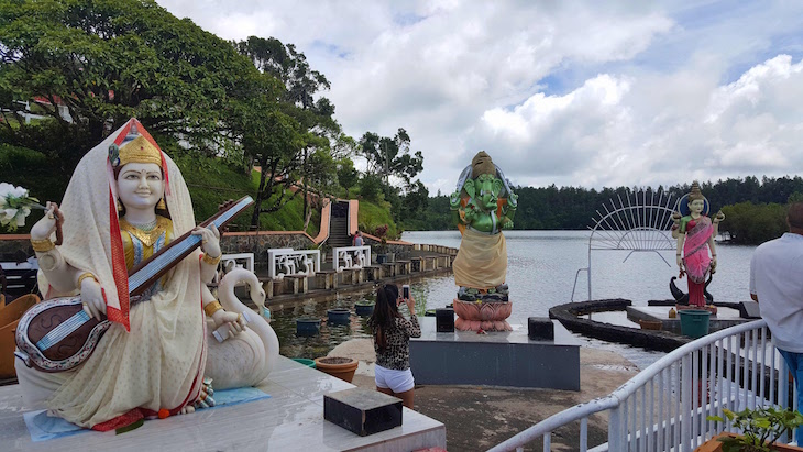 Deusa Saraswati em primeiro plano - Templo Ganga Talao - Ilhas Mauricias © Viaje Comigo