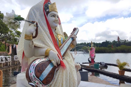 Deusa Saraswati - Templo Ganga Talao - Ilhas Mauricias © Viaje Comigo
