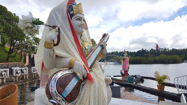 Deusa Saraswati - Templo Ganga Talao - Ilhas Mauricias © Viaje Comigo