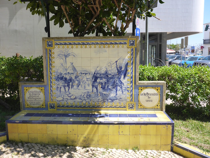 A Consolidação do Império Colonial Português (28 de dezembro de 1895) - Jardim 1º Dezembro em Portimão © Viaje Comigo