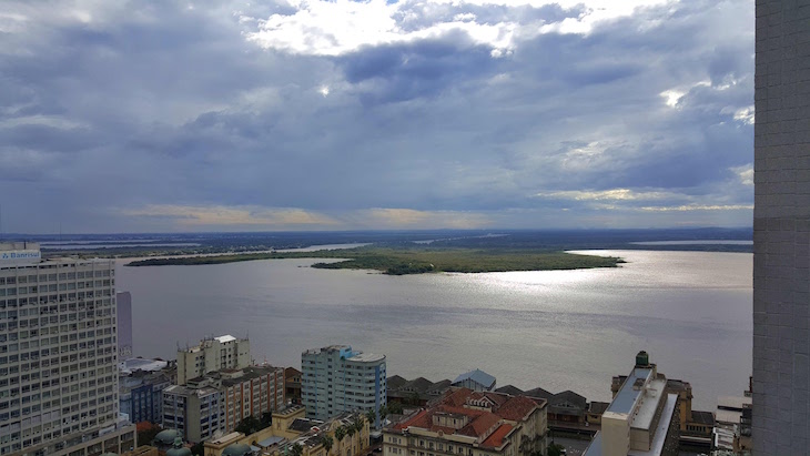 Vista do Edifício Santa Cruz - Porto Alegre, Rio Grande do Sul, Brasil © Viaje Comigo