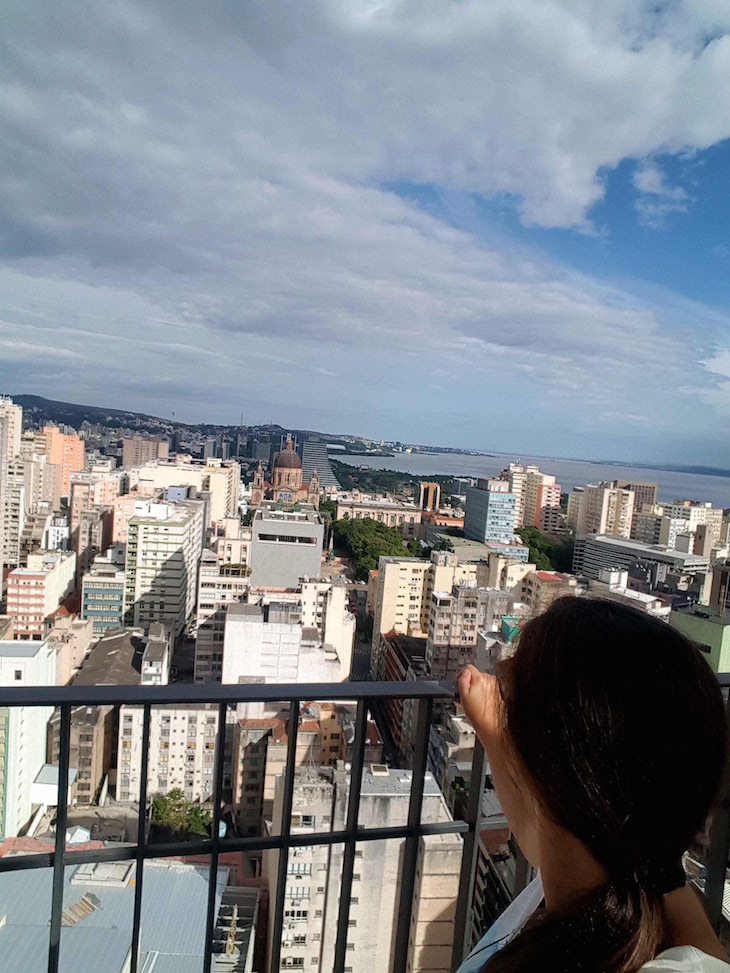 Vista do Edifício Santa Cruz - Porto Alegre, Rio Grande do Sul, Brasil © Viaje Comigo