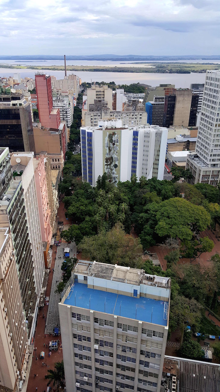 Vista do Edifício Santa Cruz - Porto Alegre, Rio Grande do Sul, Brasil © Viaje Comigo