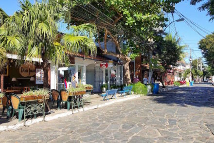 Na famosa Rua das Pedras em Armação dos Búzios, Brasil © Viaje Comigo